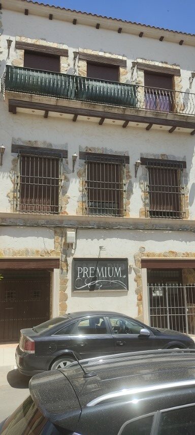 Edificio con viviendas y locales en Tomelloso